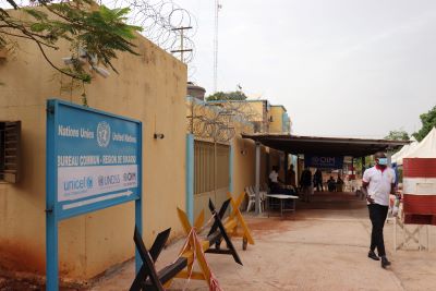 L’enseigne du bureau commun des agences du système des Nations Unies à Sikasso. Crédit photo  OIM / Bob Camille QUENUM 2022